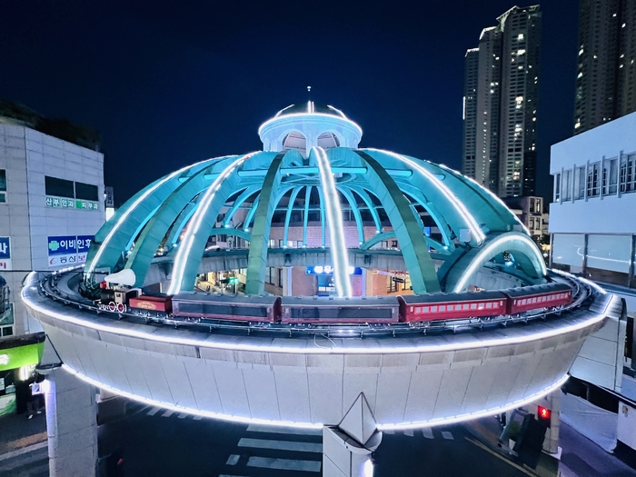 지난 25일 시운행 중인 울산 중구 성남동 시계탑 위 모형 증기기관차의 모습. 이수화 기자