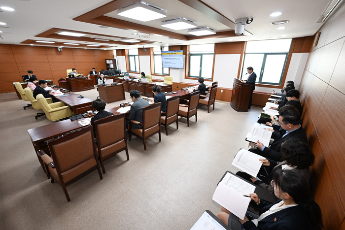 울산시의회 문화복지환경위원회는 24일 울산시 복지보훈여성국 소관 2026년도 제2회 울산광역시 추가경정예산안을 예비심사했다. 울산시의회 제공