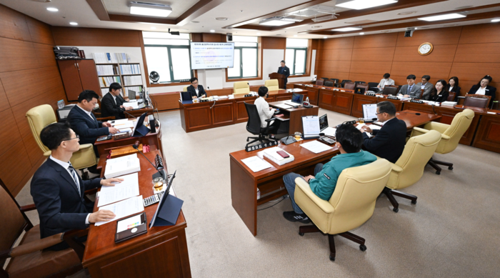 울산시의회 교육위원회는 24일 울산교육청 행정국 직속기관 소관 2026년도 수시분 1차 울산광역시교육비특별회계 소관 공유재산관리계획안 등을 심사하고 있다. 울산시의회 제공