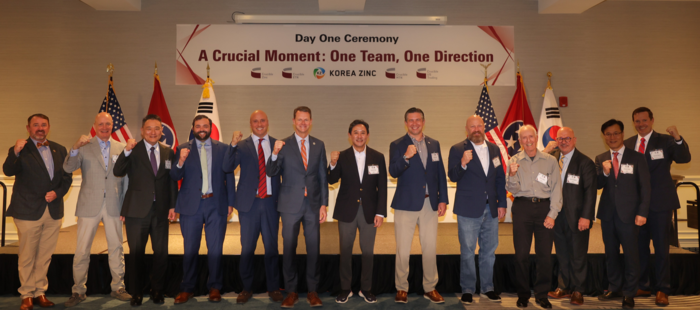 고려아연은 지난 1일(현지시간) 미국 현지의 니어스타USA 제련소와 관계사를 인수해 크루서블 징크(Crucible Zinc Inc.)를 출범하는 등 ‘프로젝트 크루서블’의 첫걸음을 알리는 공식 기념식을 개최했다. 최윤범 고려아연 회장(사진 가운데)이 회사 및 미국 현지 관계자들과 기념촬영을 하고 있다. 고려아연 제공