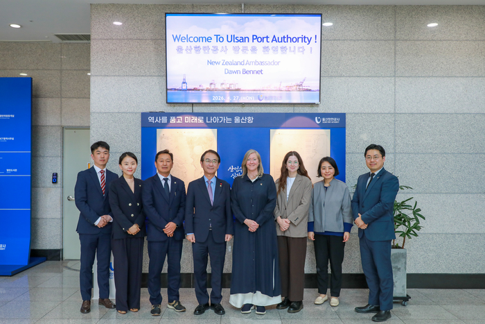 던 베넷(Dawn Bennet) 주한 뉴질랜드 대사 일행이 27일 울산항을 방문해 항만 운영 현황을 살펴보고 글로벌 공급망 위기 대응을 위한 정보 교류와 협력 방안을 논의했다.