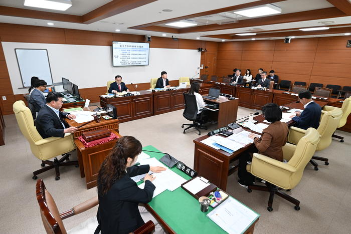 울산시의회 제263회 임시회가 열리고 있는 가운데 27일 행정자치위원회 2026년도 제2회 추경예산안 및 조례안 심사가 이어졌다. 울산시의회 제공