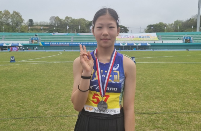 남외초 박서원 선수가 지난 19~23일 경북 예천에서 열린 육상경기대회 높이뛰기에 참가해 은메달을 따고 기념사진을 찍고있다. 울산교육청 제공