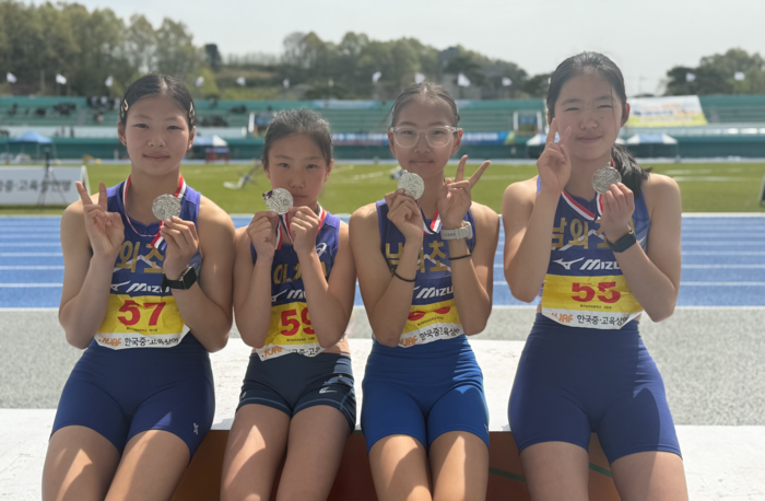 남외초 육상부 선수들이 지난 19~23일 경북 예천에서 열린 육상경기대회 이어달리기에 참가해 은메달을 따고 기념사진을 찍고있다. 울산교육청 제공