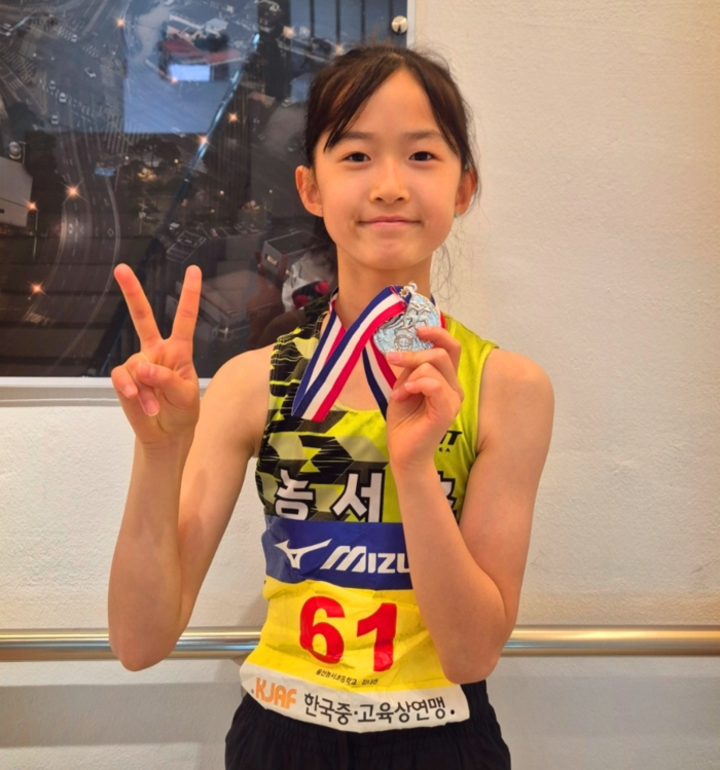 농서초 김나연 선수가 지난 19~23일 경북 예천에서 열린 육상경기대회 멀리뛰기에 참가해 은메달을 따고 기념사진을 찍고있다. 울산교육청 제공
