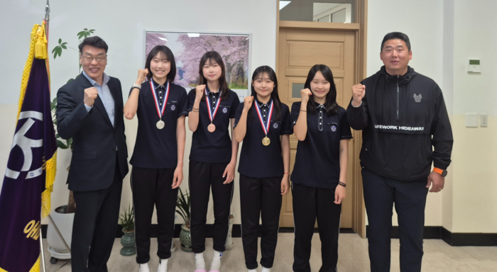 울산중학교 육상부 선수들이 지난 19~23일 경북 예천에서 열린 육상경기대회에 참가해 메달을 따고 기념사진을 찍고있다. 울산교육청 제공