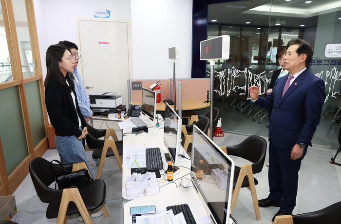 안효대 울산시 경제부시장이 고유가 피해지원금 지급 첫날인 27일 신정2동 행정복지센터를 방문 현장을 점검하고 근무자들을 격려했다. 울산시 제공