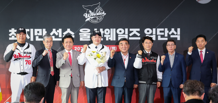 ‘최지만 선수 울산웨일즈 입단식’이 27일 울산 문수야구장에서 열린 가운데 전 메이저리그(MLB) 출신 최지만 선수가 김두겸 울산시장, 김철욱 울산시체육회장, 울산웨일즈 김동진 단장 및 장원진 감독 등과 기념촬영을 하고 있다. 이수화 기자