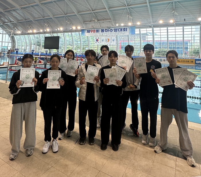 울산스포츠과학중 수영부 선수들이 16~20일 경북 김천실내수영장에서 열린 ‘제98회 동아수영대회’에서 메달을 따고 기념사진을 찍고있다. 울산교육청 제공