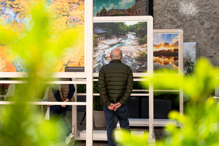 제74회 트렌토 영화제가 ‘울주, 가장 먼저 닿은 빛’ 전시를 4월 24일부터 5월 4일까지 트렌토시 팔라초 벤베누티(Palazzo Benvenuti)에서 열어, 울주의 아름다운 풍광을 담은 사진 15점을 소개하고 있다. 울산울주세계산악영화제 제공