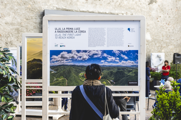 제74회 트렌토 영화제가 ‘울주, 가장 먼저 닿은 빛’ 전시를 4월 24일부터 5월 4일까지 트렌토시 팔라초 벤베누티(Palazzo Benvenuti)에서 열어, 울주의 아름다운 풍광을 담은 사진 15점을 소개하고 있다. 울산울주세계산악영화제 제공