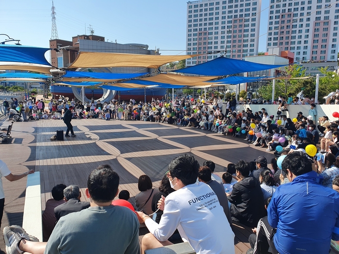 울산 남구도시관리공단은 어린이날 연휴를 맞아 5월1일부터 5일까지 장생포 고래문화특구 전역에서 ‘고래와 함께 뛰노는, 우리들의 바다 놀이터’를 주제로 어린이 중심의 다양한 체험·공연 프로그램을 운영한다고 28일 밝혔다. 남구 제공