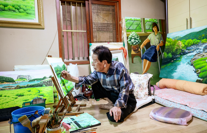 울산의 원로화가 이창락 작가가 그의 집 안방이자, 작업실에서 그림 작업에 몰두하고 있다. 이수화 기자