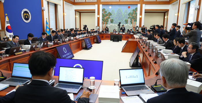 이재명 대통령이 28일 청와대에서 국무회의 겸 비상경제점검회의를 주재하고 있다. 연합뉴스