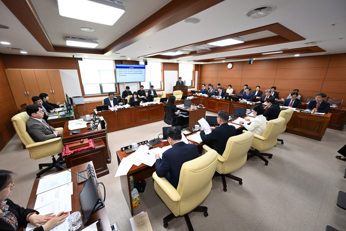 울산시의회 예산결산특별위원회(위원장 방인섭)는 28일 2026년도 제2회 울산시 추가경정예산안 등 총 3건의 안건을 심사하고 확정, 의결 했다. 울산시의회 제공