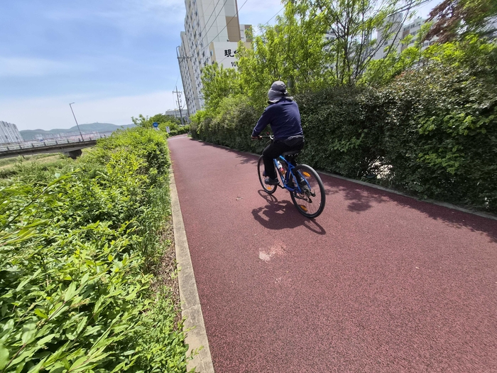 28일 찾은 울산 북구 동천강자전거길 일대. 한 자전거가 움푹 파인 자전거도로 위를 달리고 있다. 김귀임 기자