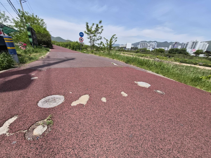28일 찾은 천곡2교 아래 동천자전거길 바닥재 곳곳이 움푹 파여있거나 돌출돼 있다. 이 일대는 별도의 보행로가 없어 시민들이 자전거와 함께 오간다. 김귀임 기자