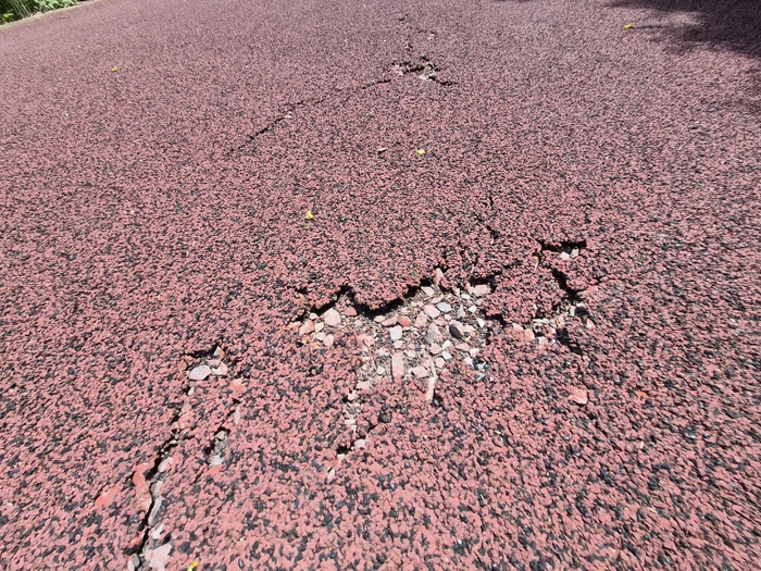 28일 찾은 북구 동천강 일대 자전거길. 바닥재로 쓰인 우레탄이 노후화로 갈라져 있다. 김귀임 기자