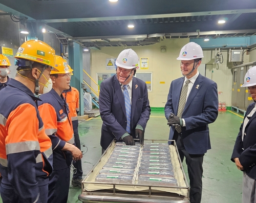 스튜어트 맥워터(Stuart C. McWhorter) 테네시주 부지사가 고려아연 온산제련소에서 인듐 제품을 만져보고 있다. 고려아연 제공