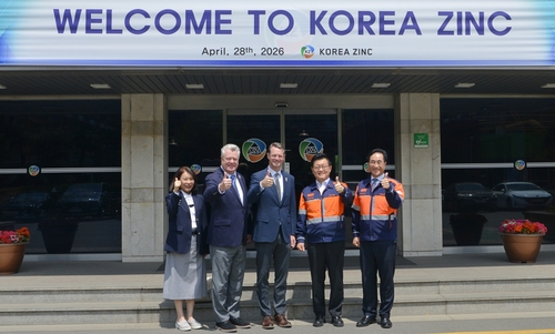 왼쪽 세번째부터 스튜어트 맥워터(Stuart C. McWhorter) 테네시주 부지사, 김승현 고려아연 온산제련소장, 김기준 고려아연 부사장이 온산제련소에서 기념촬영을 하고 있다. 고려아연 제공