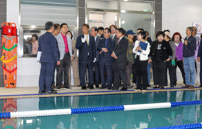 팔등가족행복센터 준공식이 열린 29일 울산 남구 팔등가족행복센터에서 서동욱 남구청장, 김기현 국회의원, 이상기 남구의장, 지역주민 등 참석자가 현장라운딩을 하고 있다. 최지원 기자