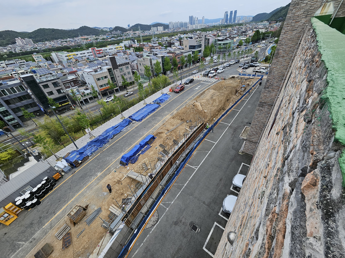 울산 남구 대지리젠파크 건물 앞 주차면이 도로계획에 편입되면서 사라진 모습.