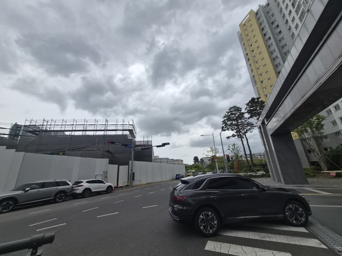 29일 찾은 울산 북구 매곡동의 한 건설 현장. 이곳과 인근 아파트 정문이 한 도로를 사이에 두고 맞닿아 있다. 김귀임 기자