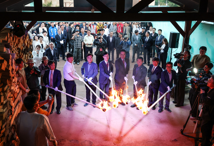 ‘2026 울산옹기축제’가 지난 1일부터 3일까지 울산 울주군 외고산 옹기마을 일원에서 개최된 가운데 이순걸 울주군수. 최영길 울주군의회 의장, 서남교 울산시 행정부시장, 천창수 울산 교육감, 서범수 국회의원 등이 축제의 시작을 알리는 옹기 가마 점화식을 하고 있다. 이수화 기자