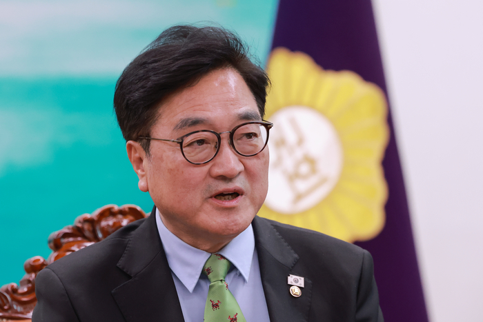 우원식 국회의장이 4월 28일 국회 의장실에서 열린 초당적 개헌추진을 위한 제정당 제3차 연석회의에 참석해 인사말하고 있다. 연합뉴스