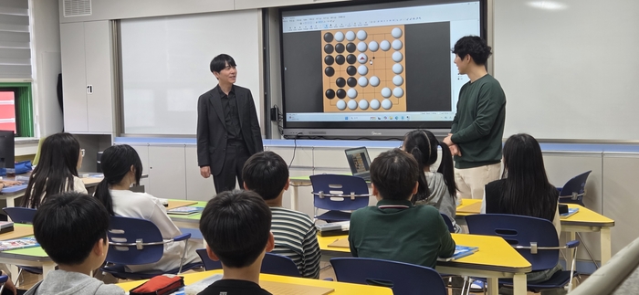 청솔초등학교는 30일 교내에서 이세돌 9단을 초청해 ‘학교로 찾아가는 바둑교실’을 진행했다. 울산교육청 제공