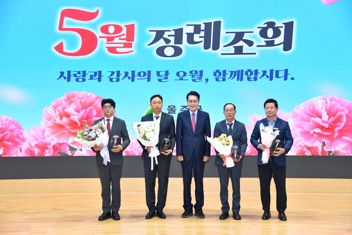 울산 울주군이 30일 군청 알프스홀에서 열린 5월 정례조회에서 ‘2026년 지방세 성실납세자’ 개인 1명, 법인 3곳을 선정해 표창패를 수여한 가운데 이순걸 군수와 수상자들이 기념촬영을 하고 있다. 울주군 제공