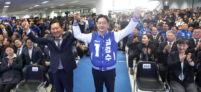 더불어민주당 정청래 대표와 같은 당 김경수 경남지사 후보가 3일 오후 경남 창원시 성산구 중앙동 김 후보 캠프에서 열린 ‘김경수 경남도지사 후보 선거 캠프 개소식’에서 인사하고 있다. 연합뉴스