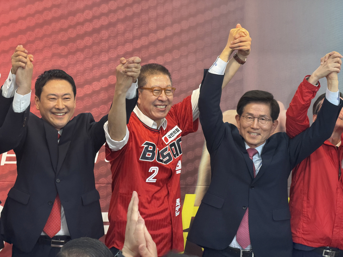 2일 오전 부산 서면의 한 빌딩에서 열린 박형준 국민의힘 부산시장 후보 선거 개소식에서 장동혁 대표 등 국힘 지도부가 총출동해 파이팅을 외치고 있다. 연합뉴스