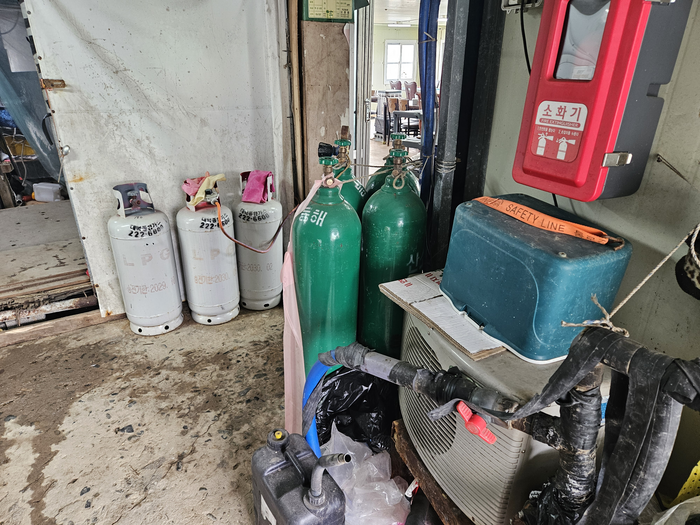 울산 장생포의 회센터 건물 내 LPG 가스통 등이 놓여있다.