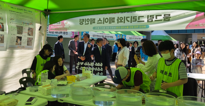 천창수 교육감이 5일 울산과학관에서 열린 ‘2026년 어린이날 과학 싹 잔치’에 참석해 체험공간을 둘러보고 있다. 울산교육청 제공