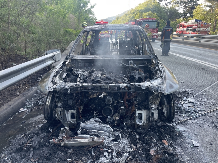 지난 4일 오후 4시 47분께 울산 울주군 청량읍 청송길 부산 방향으로 달리던 차량에서 화재가 발생해 모두 전소됐다. 울산소방본부 제공.
