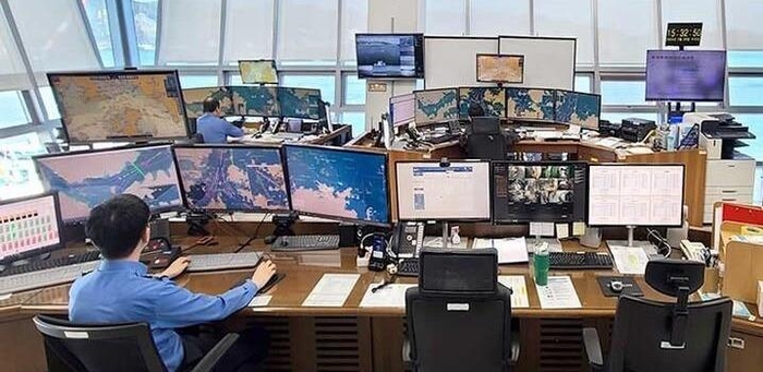 남해해경 해상교통관제센터 모습.-남해해경청 제공