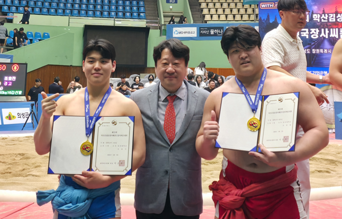 제23회 학산김성률장사배 전국장사씨름대회에서 우승한 이용수, 주명찬 감독, 김성재(왼쪽부터). 울산대 제공