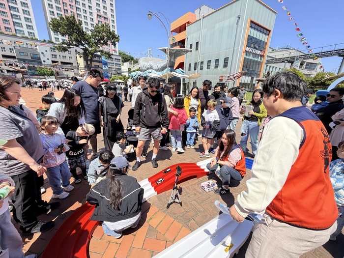 울산 남구도시관리공단은 지난 1일부터 5일까지 장생포 고래문화특구 일원에서 개최한 어린이날 황금연휴 특별행사 ‘고래와 함께 뛰노는, 우리들의 바다 놀이터’를 성황리에 마무리했다. 남구 제공