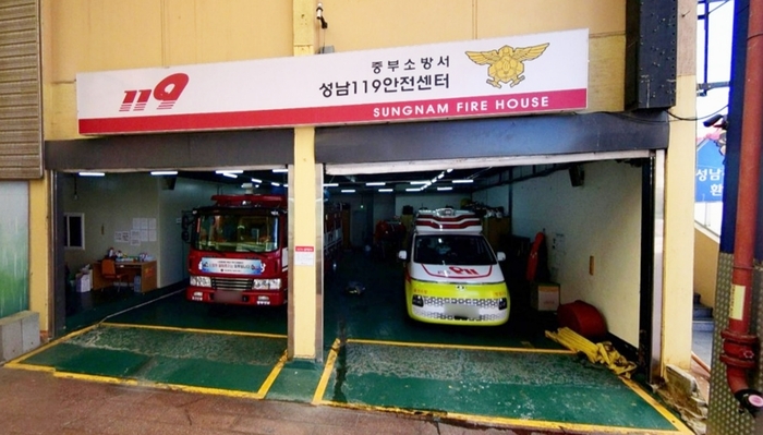 성남119안전센터 임시청사 차고지. 차고지 규모가 좁은 탓에 펌프차와 응급차 2대만 운용하고 있다.