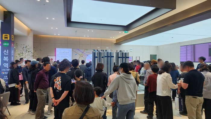 ‘(가칭)울산신복역 비스타 메트로’ 견본주택 오픈행사에 몰려든 입주 예정자.