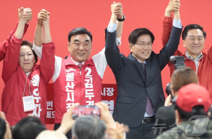 김두겸 국민의힘 울산시장 예비후보는 6일 남구 남산로 선거사무소 개소식에서 김두겸 후보와 배우자, 김문수 명예선대위원장, 김기현 의원 등과 손을 맞잡고 기념 촬영을 했다. 김두겸 선거캠프 제공