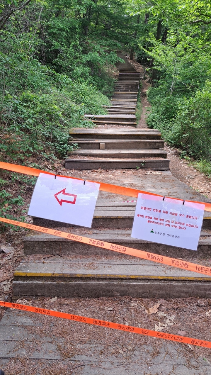 문수산의 나무데크가 훼손돼 이용이 제한되고 있다. 독자 제공