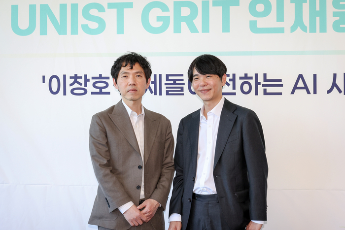 ‘UNIST Open Stage 1’ 이세돌 특임교수와 이창호 국수의 토크콘서트에 앞서 진행된 기자 간담회에서 바둑계의 두 거장이 포즈를 취하고 있다. 이수화 기자