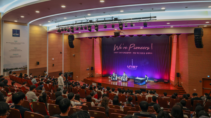 6일 울산과학기술원(UNIST) 대학본부에서 GRIT인재융합학부 설립 연계 ‘UNIST Open Stage 1’ 이세돌 특임교수와 이창호 국수의 토크콘서트가 열리고 있다. 이수화 기자