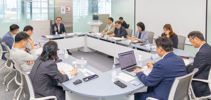 울산경제자유구역 핵심전략산업 변경(추가)을 위한 간담회가 열린 6일 울산 남구 종하이노베이션센터에서 이경식 울산자유구역청장과 인공지능(AI) 산업 관계자들이 미래 성장 산업 중심 전환을 위한 논의를 하고 있다. 최지원 기자