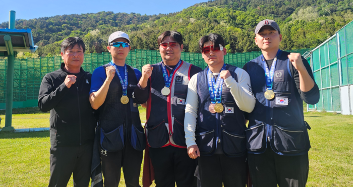 트랩 단체전에서 금메달을 목에 건 이종석 감독, 박진영·김덕훈·박종하·김수영 선수. 북구 제공