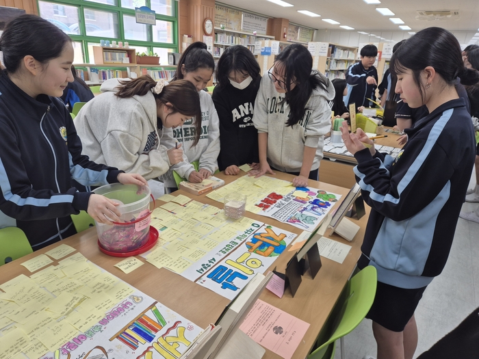 천상중 학생들이 도서관에서 주제별 책 추천 활동을 하고 각 주제에 대한 댓글을 적고있다. 울산교육청 제공
