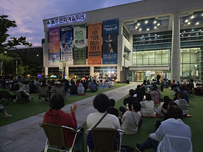 (재)울주문화재단은 이달 9일 오후 7시 30분 울산물내음공원에서 ‘잔디마당 콘서트’ 첫 공연인 ‘그랜드 오프닝 페스티벌’을 연다.  울산매일포토뱅크