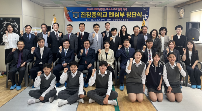 김영해 교장과 울산펜싱협회 관계자, 학교 관계자들이 6일 펜싱부 창단식을 열고 학생들과 기념사진을 찍고있다. 울산교육청 제공